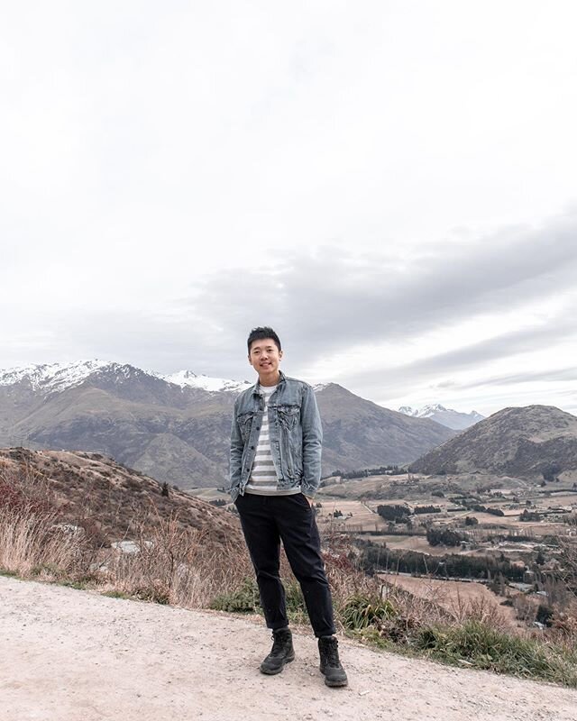Awkward smile as I was hiding my fear of heights. It was a straight drop behind me! This was at the start of Crown Range road, the highest main road in New Zealand!
.
.
.
#AndersCindyExploreNZ #crownrange #southislandnz #nzroadtrip #newzealandmustdo 